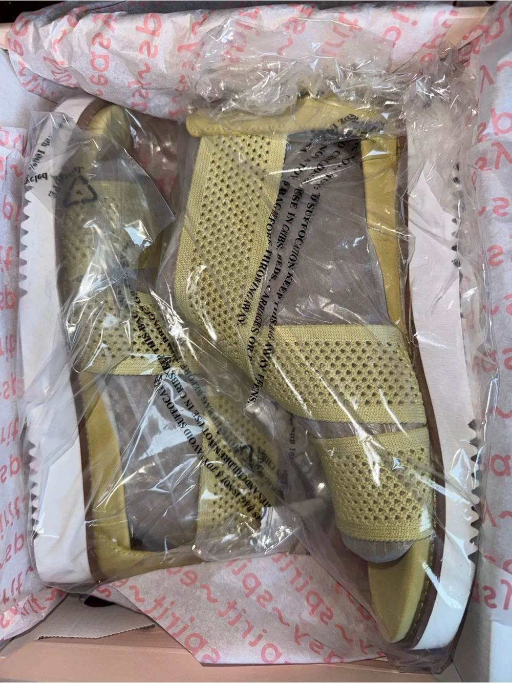Easy Spirit Wander Woven Crisscross Sandal in Pale Yellow- Size 8 New